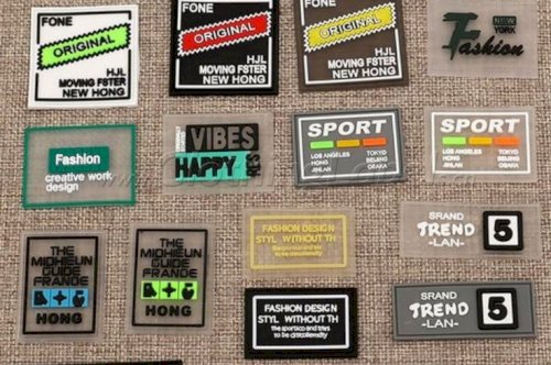 Logo nhựa dẻo trong ngành may mặc – Giải pháp bền đẹp cho thương hiệu thời trang
